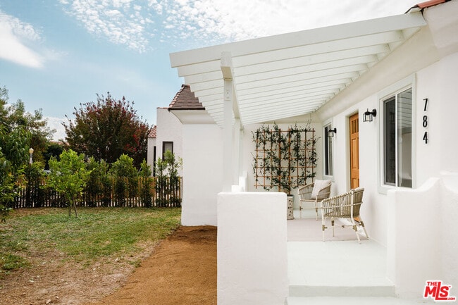 Building Photo - 784 Elmira St