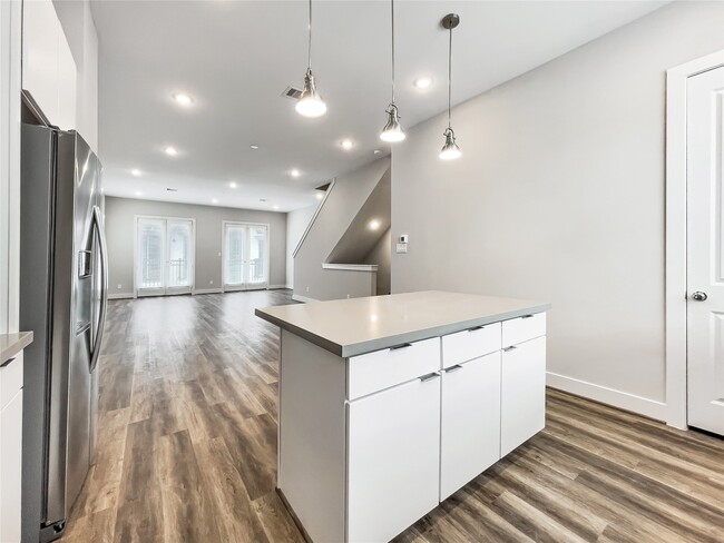 Building Photo - 1276 N Post Oak Rd