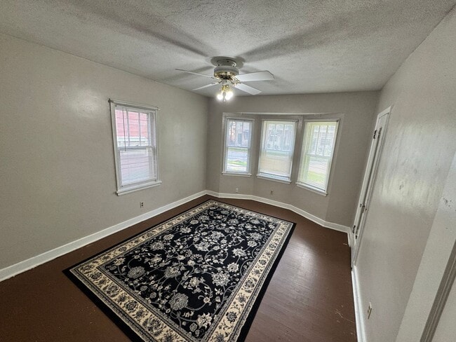 Building Photo - 1 Block from Campus & 3 blocks from Aggieville