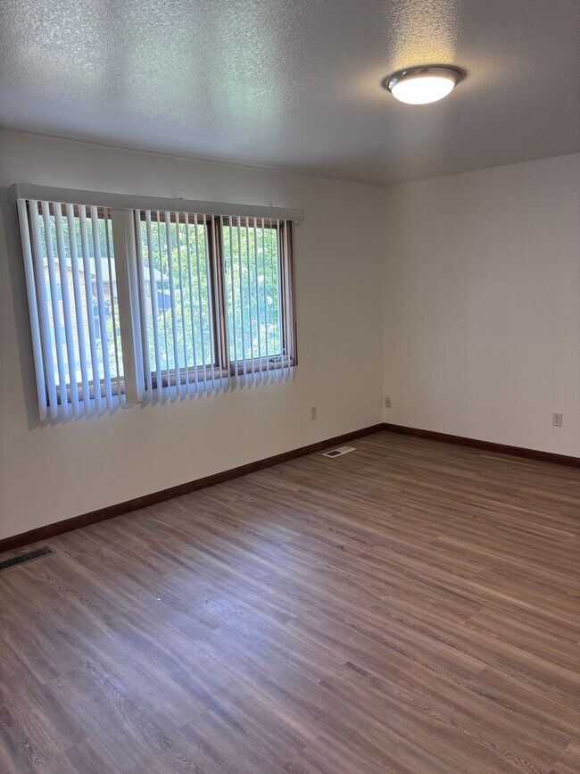 Building Photo - Newly Updated 4 Bedroom East Anchorage Home!