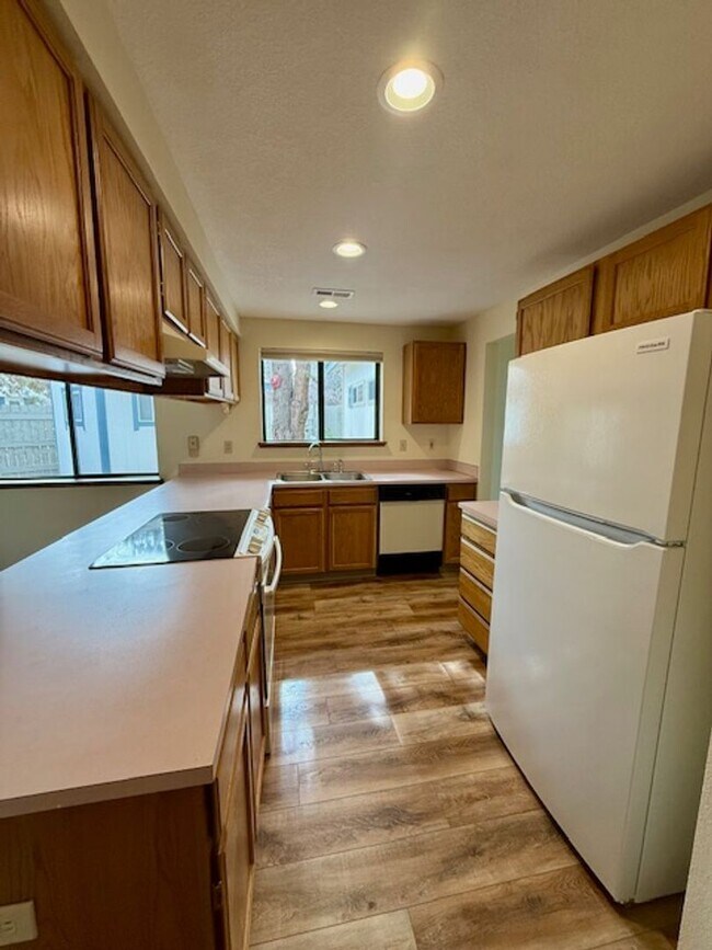 Building Photo - Lovely NE 3 Bedroom Home w/Large Yard & Mowing Included!