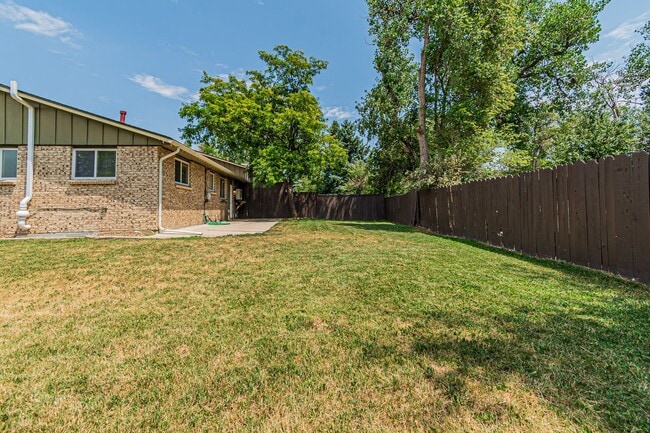 Building Photo - Spacious 3BD, 2BA Lakewood Half-Duplex wit...