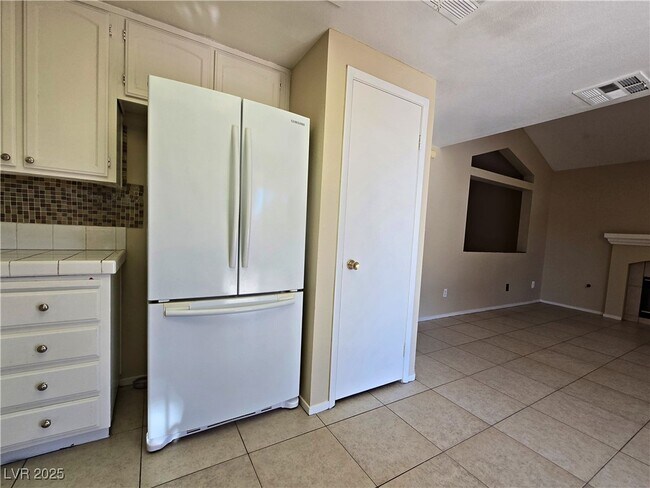 Building Photo - 8120 Sandy Creek Dr