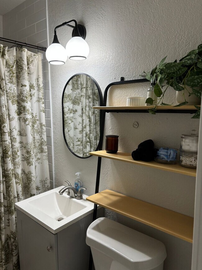 Building Photo - 912 W Comanche St