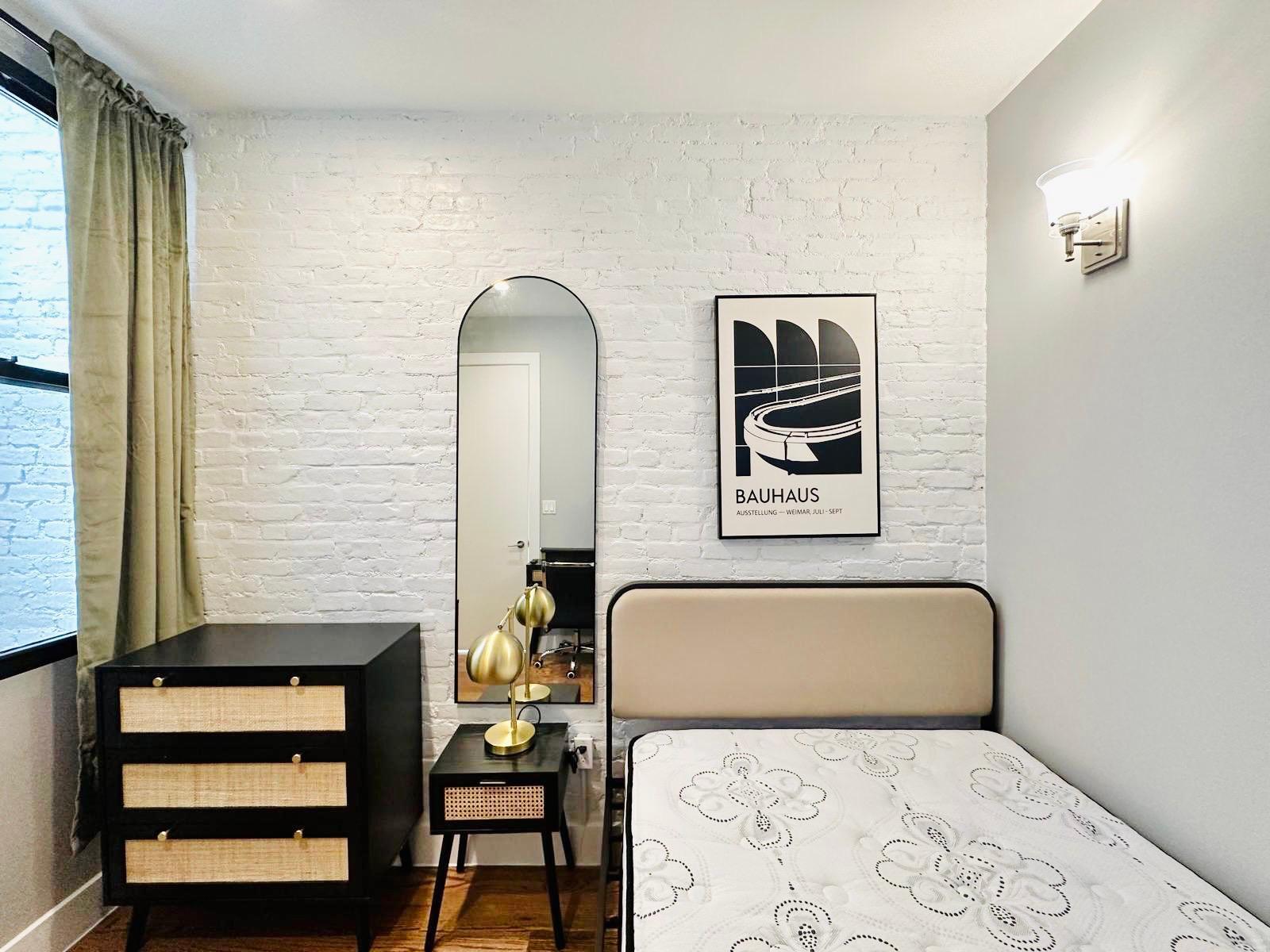 Building Photo - Furnished room/NOT APARTMENT