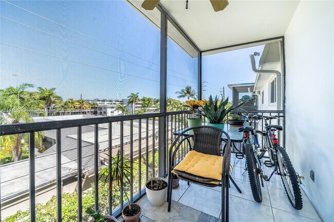 Building Photo - 701 NE 1st Ct