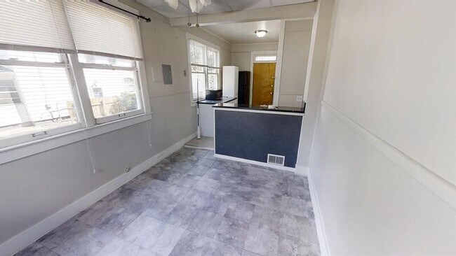 Building Photo - 900 Woodlawn Ave