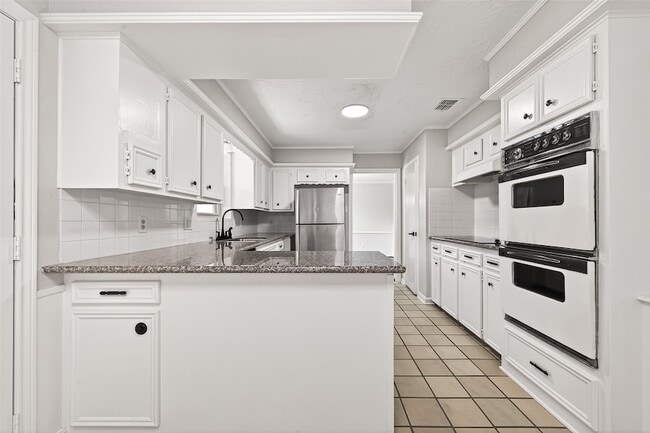 Building Photo - 6207 Claridge Dr