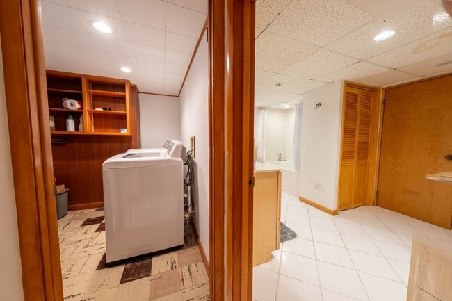 Building Photo - 6 Month Lease: 2 BED / 2.5 BATH HOUSE CLOS...