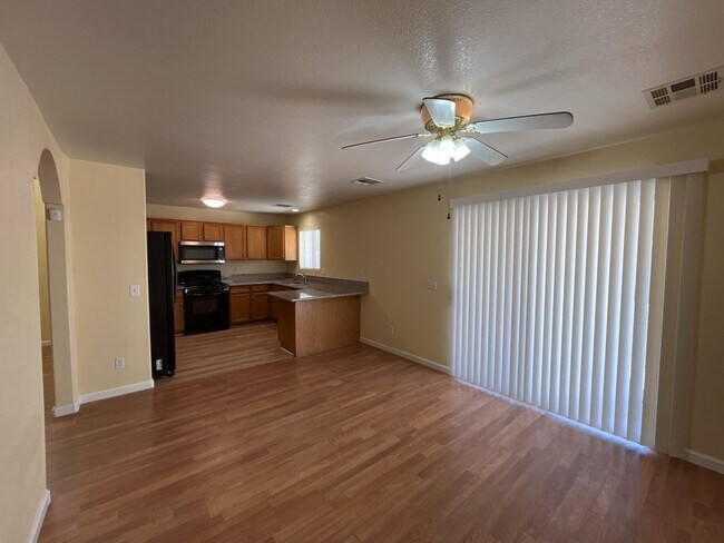 Building Photo - Experience luxurious living in this stunning 4-bedroom, 2.5-bathroom house