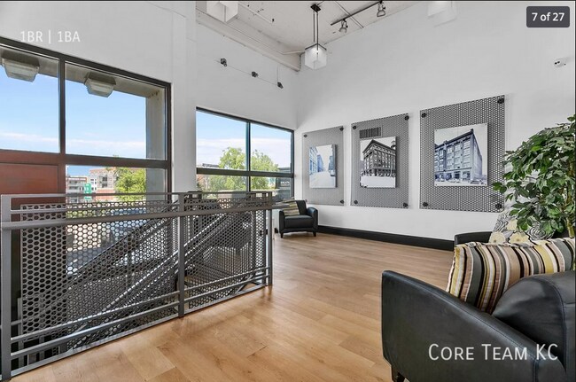 Building Photo - 320 W 7th St