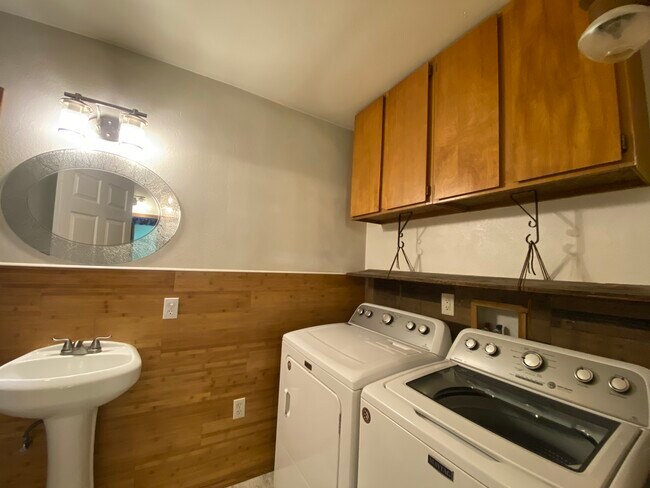 Building Photo - 60 W Puyallup Dr