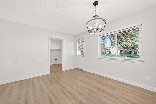 Building Photo - 10602 Longmont Dr