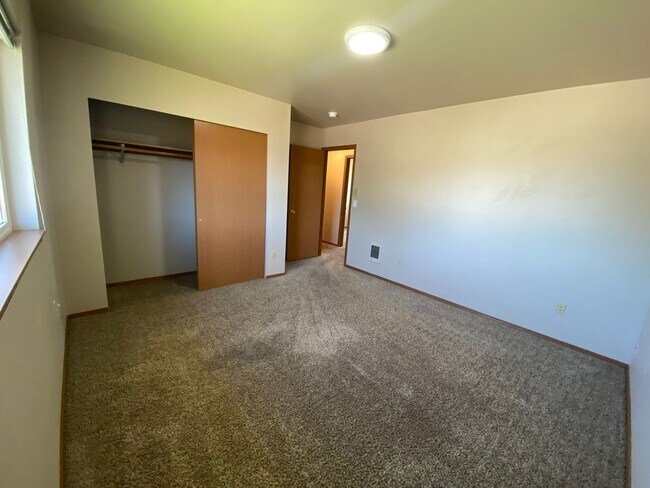 Building Photo - 1001 E 19th Ave