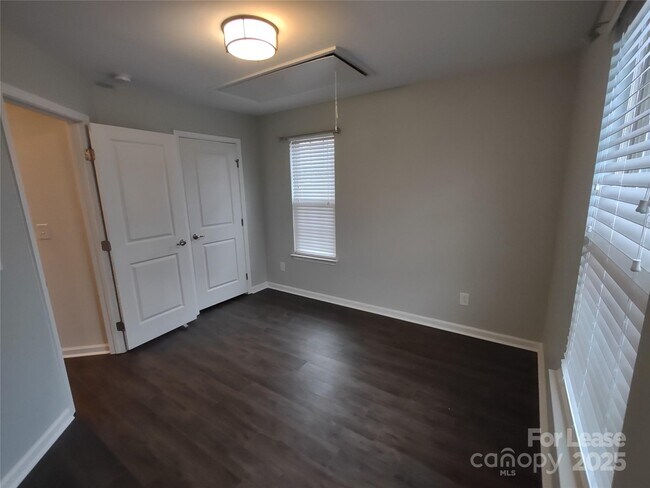 Building Photo - 4068 Zilker Park Dr
