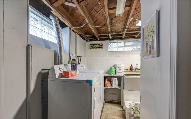 Building Photo - 13906 Sherry Ave