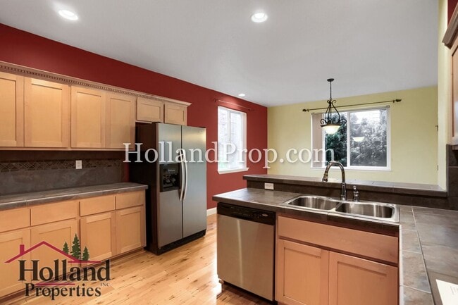 Building Photo - Must See, Beautiful 4 bedroom home in Hillsboro