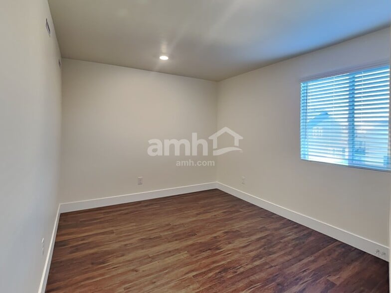 Building Photo - 1064 S Moorside Ave