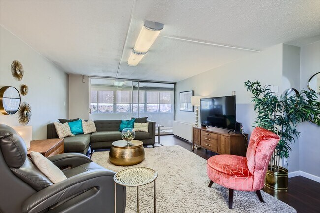 Building Photo - Stylish Downtown Denver Condo – Fully Furnished & Available Now!