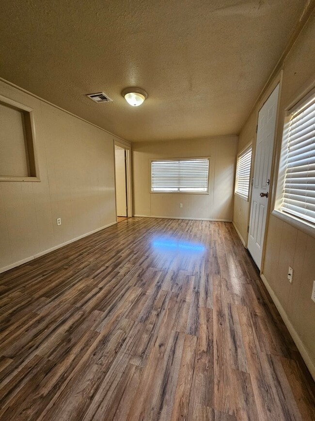 Building Photo - (2) Bed/(1) Bath w/ (2) Living Areas + Uti...
