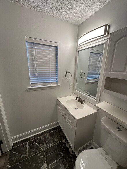 Building Photo - 8 Saint Ives Dr