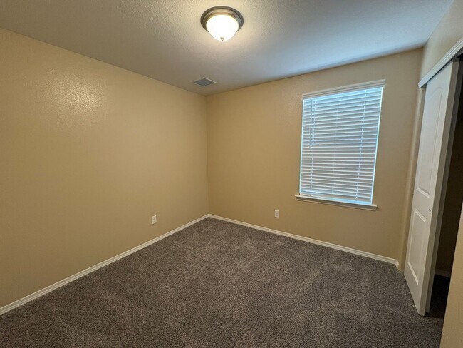 Building Photo - EASTSIDE HOME FOR RENT