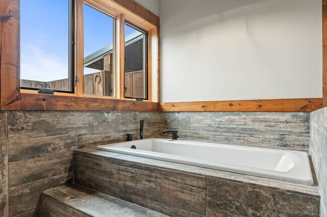 Building Photo - 299 Westview Dr