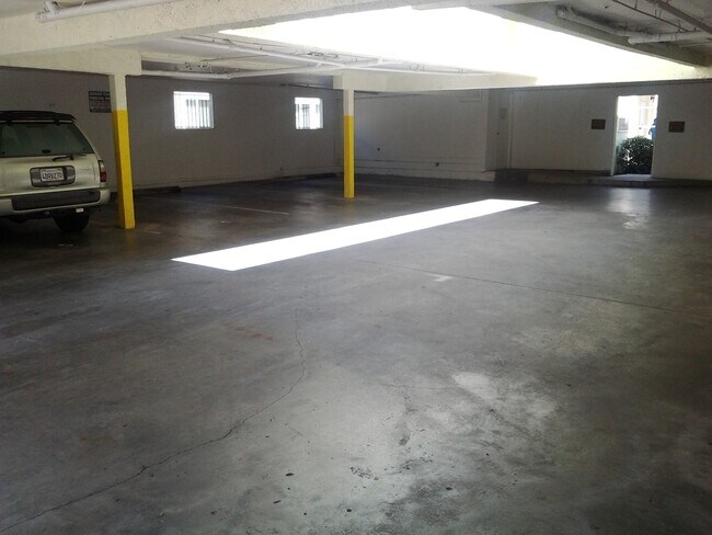 Building Photo - Bright and airy second floor studio, 1 bathroom apartment