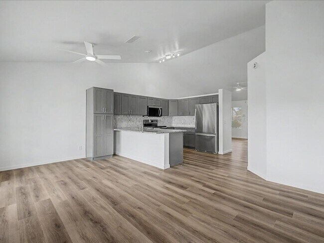 Building Photo - 3 bedroom, 2 bath, Garage
