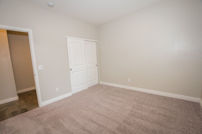 Building Photo - Executive home in The Estates at Holiday! ...