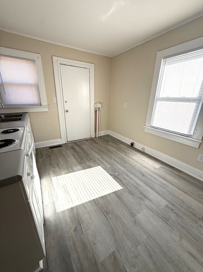 Building Photo - Duplex on Higgs St