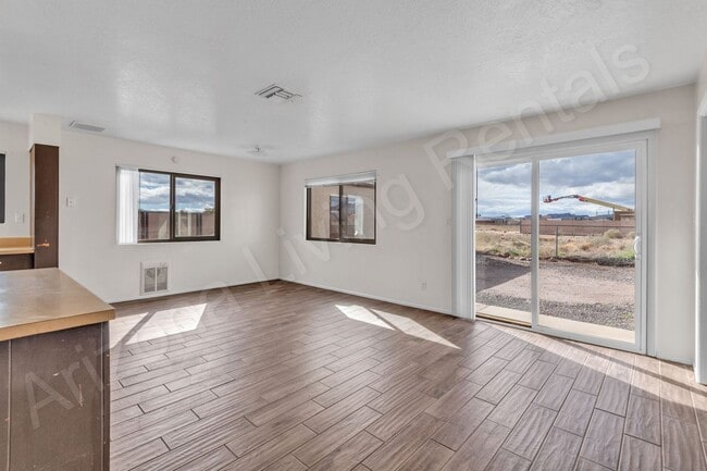 Building Photo - PET FRIENDLY CENTRALLY LOCATED ON ONE ACRE