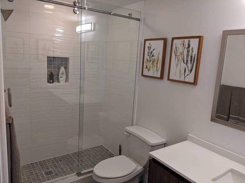Full bath - 112 S 12th St