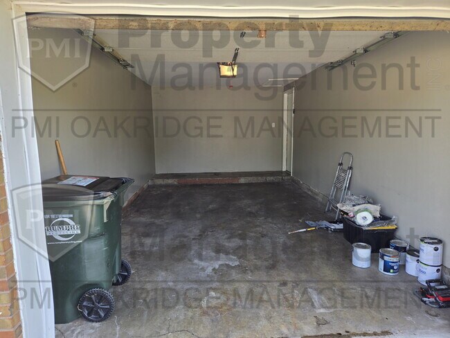 Building Photo - 3 Bedroom Single Level Duplex with Garage