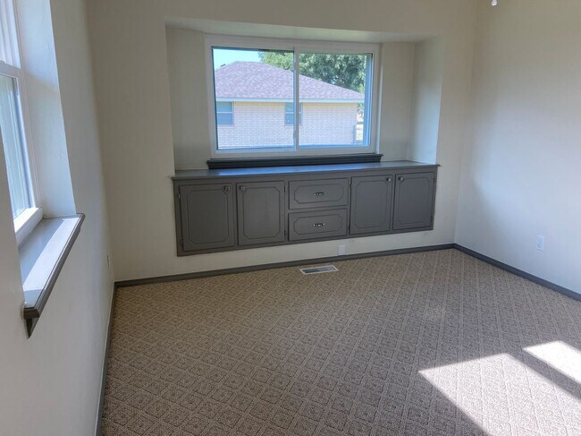 Building Photo - 121 N Montebella Terrace