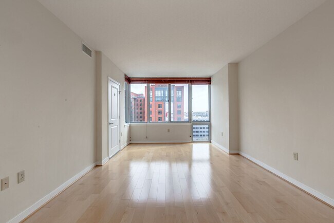 Building Photo - Centrally Located 1BD/1BA w Parking Chinat...