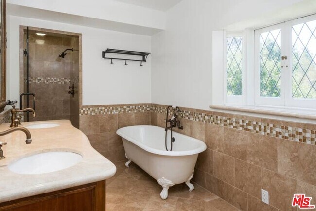 Building Photo - 1957 Mandeville Canyon Rd