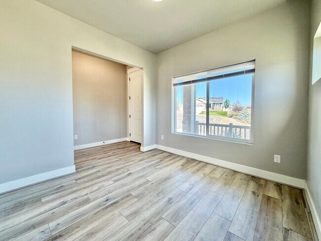 Building Photo - 673 W Beth Cir