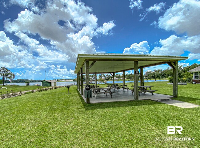 Building Photo - 10078 Lakeview Dr
