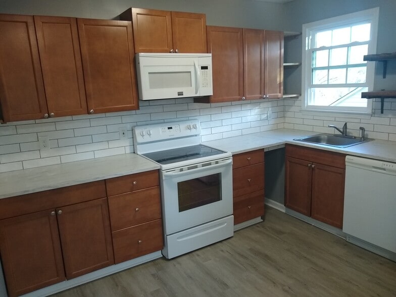 Unit 339 kitchen - 339 Stokes Ave SE