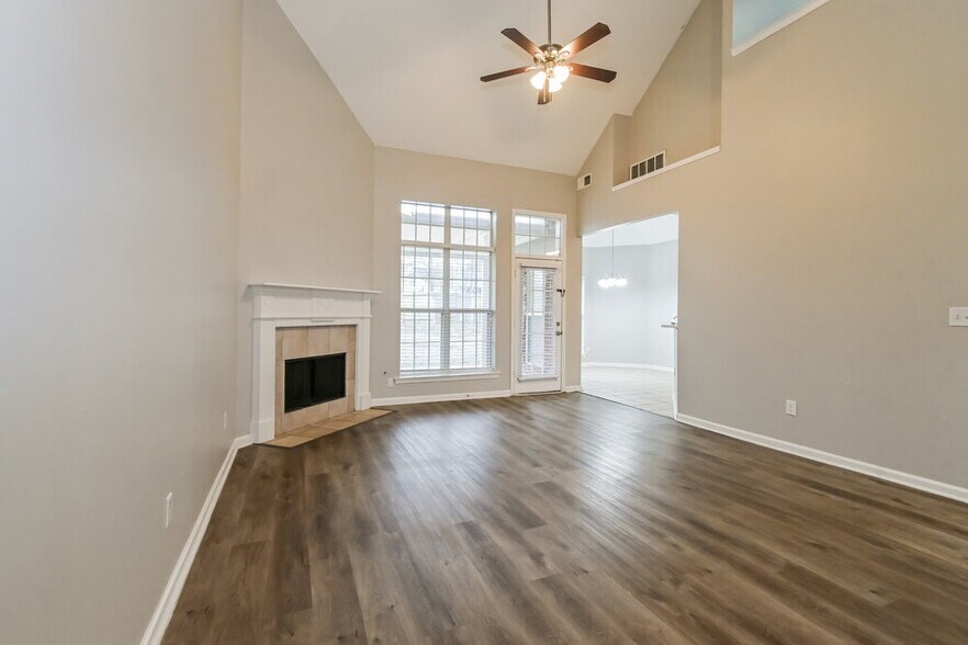 Building Photo - 7133 Queens Crown Ct
