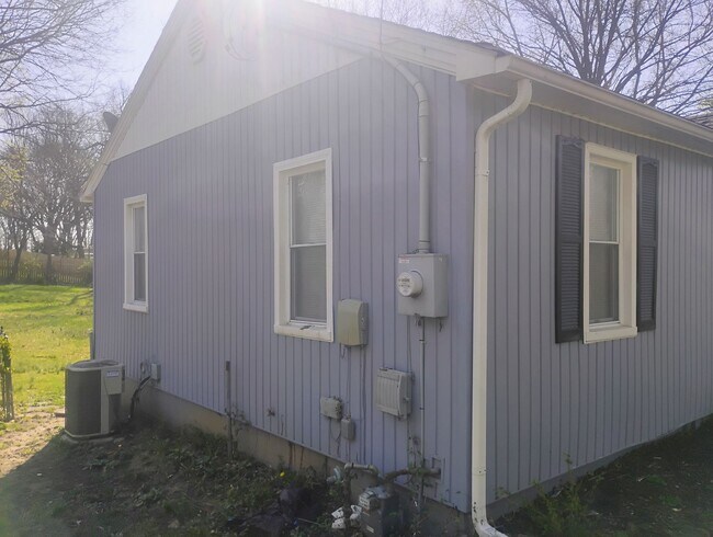Building Photo - Cozy 2BR Home in KC Northland – Fully Fenced Yard & Fresh Updates