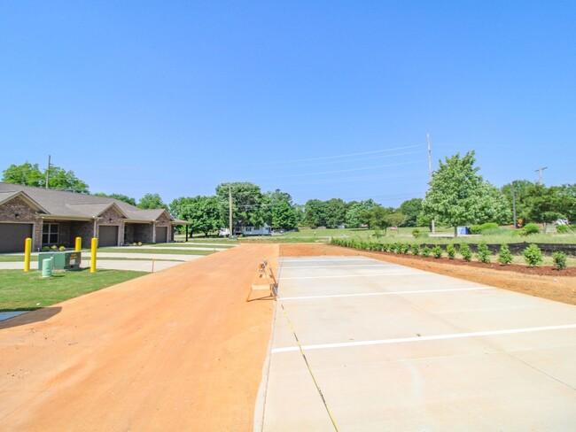 Building Photo - Lucas Ferry Townhomes - Move In Ready!