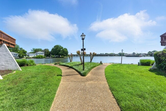 Building Photo - 233 Mill Point Dr