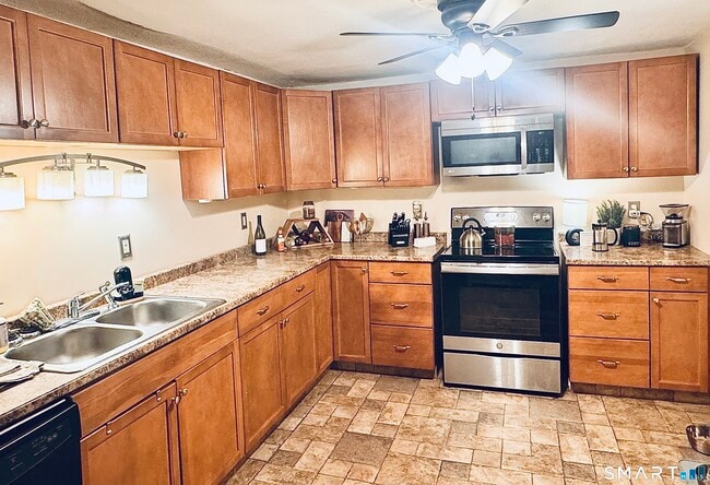 Building Photo - 110 Lake Rd