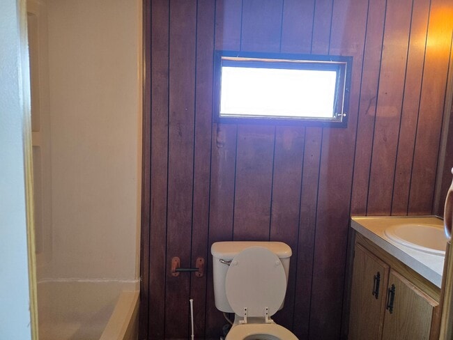 Building Photo - Three Bedroom, Pet Friendly Home!