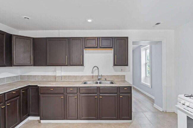 Building Photo - "Spacious 3-Bedroom Retreat at 57 1/2 Sara...