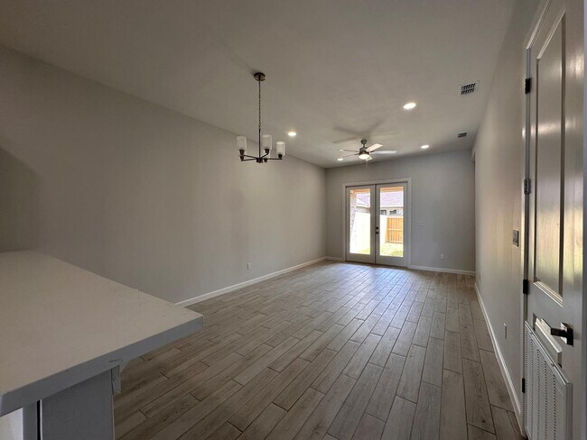 Building Photo - 1001 Julia St