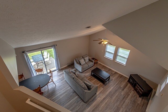 Building Photo - 4060 Pine Dr