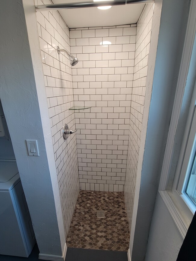 Building Photo - 513 W 7th Ave